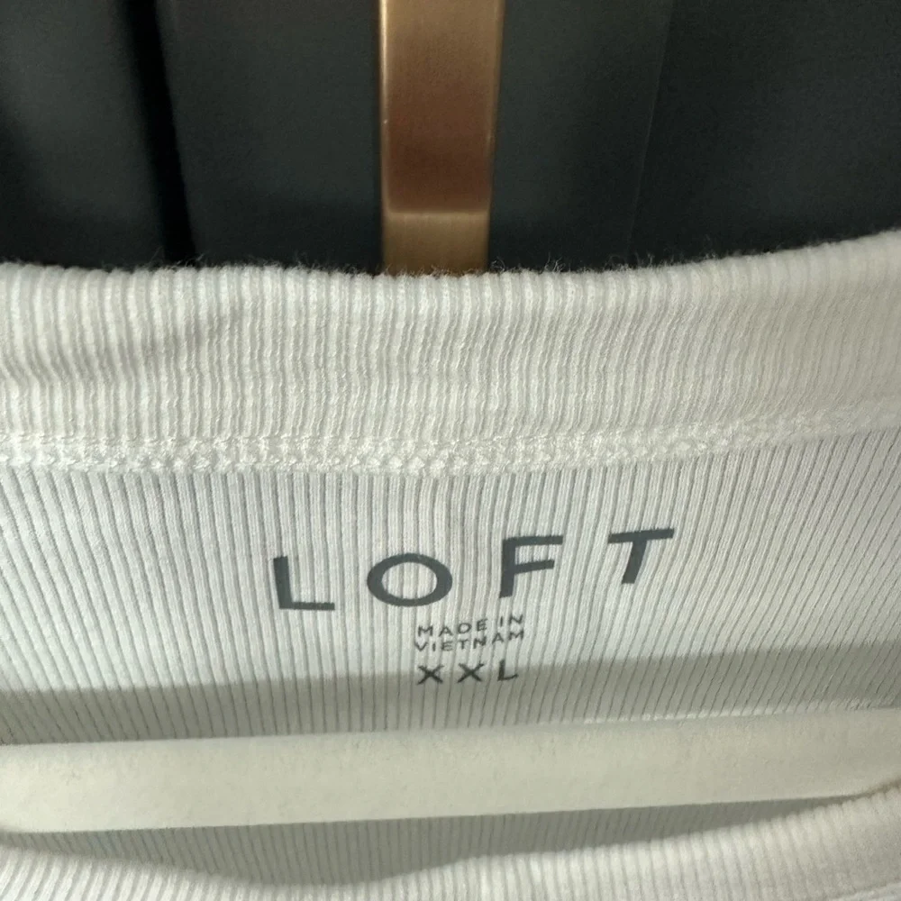 LOFT White Tank Top with Round Neckline and Sleeveless Style - Picture 3 of 9